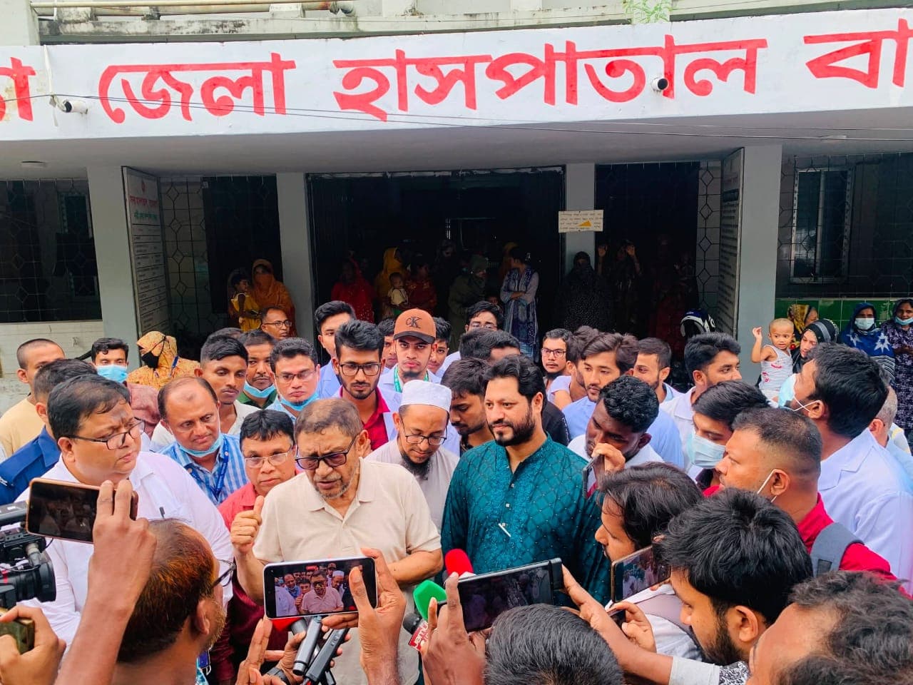 দ্রুত নিয়োগ বিজ্ঞপ্তি প্রকাশ ও দীর্ঘদিনের শূন্য পদসমূহ পূরণসহ নতুন পদ সৃজনের দাবিতে স্মারকলিপি